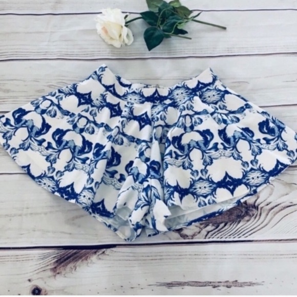 L'ATISTE Pants - L'ATISTE BLUE AND WHITE FLORAL FLOWY SUMMER SHORTS